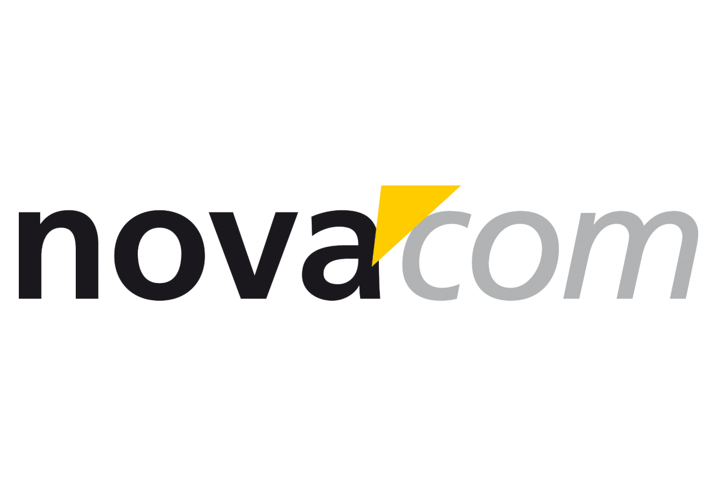 Ehemaliges Novacom Logo. "nova" klein und in Fettbuchstaben, ein gelbes Dreieck nach rechts geöffnet, "com" kleingeschrieben und in hellgrau