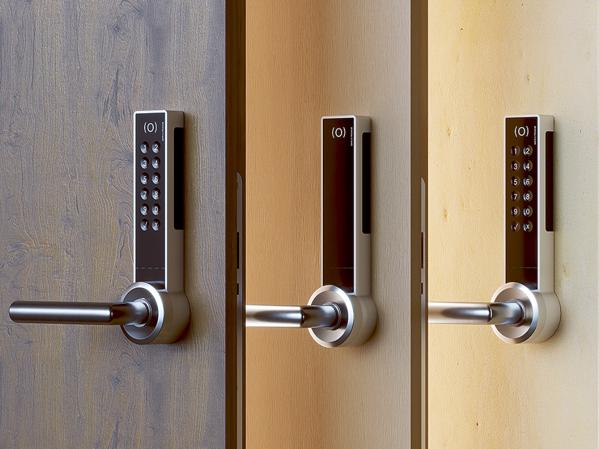 3 Produktbilder Safe-O-Tronic DS, Seitenansicht, befestigt an Türen, mit und ohne PIN-Pad 